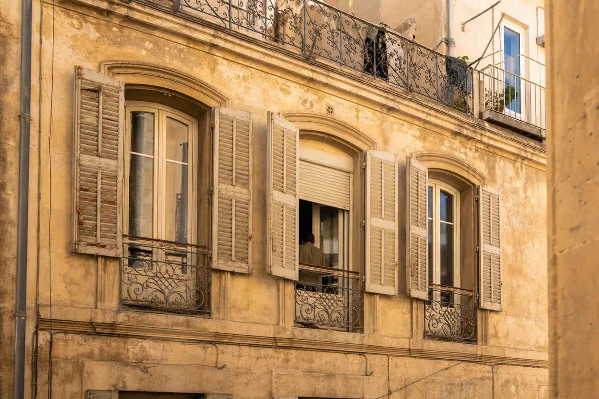 Facade d&rsquo;immeuble marseillais ancien avec volets roulants pres du Vieux-Port